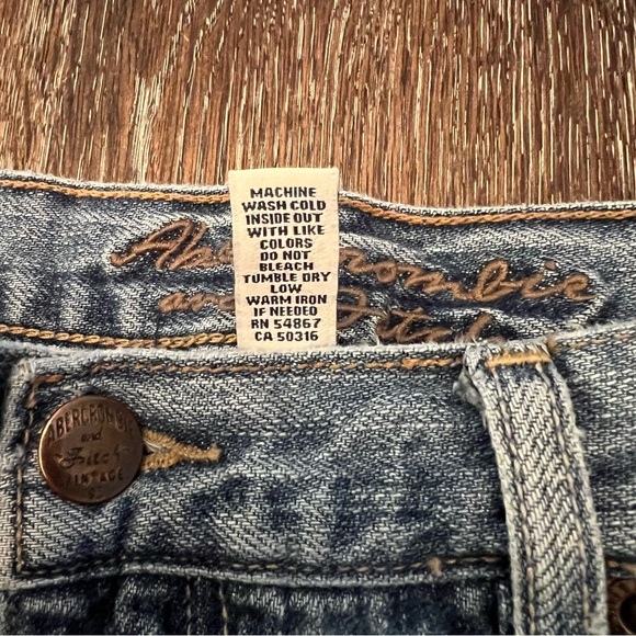 Abercrombie and Fitch Distressed Light Wash Bermuda Shorts Size 2 - Picture 10 of 11